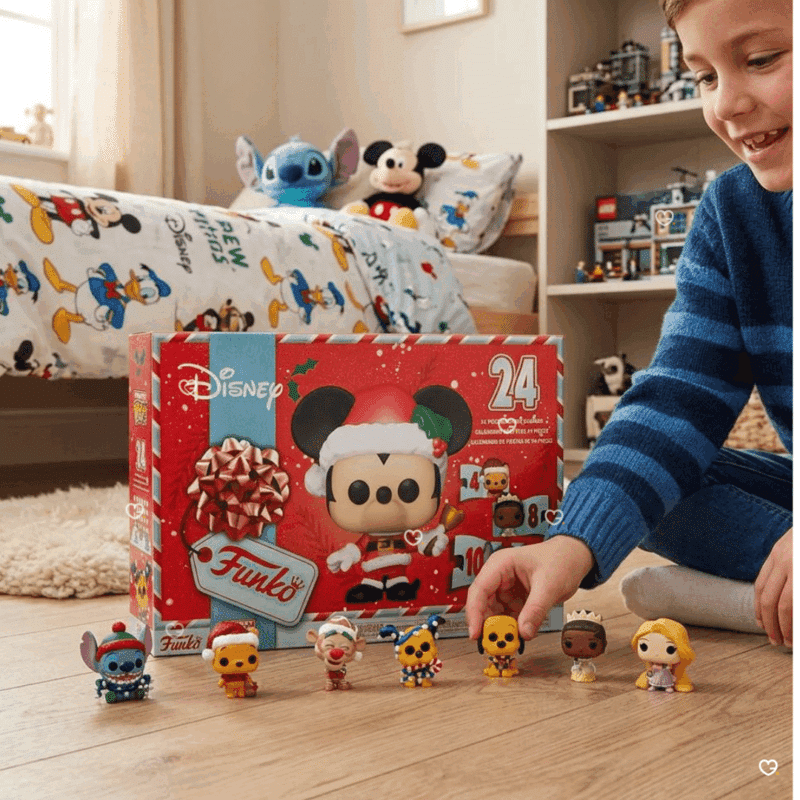 Enfant qui découvre le calendrier de l'Avent Funko Pocket POP Disney 2026