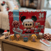 Calendrier de l'Avent Funko Disney 2026 sur une console avec ses figurines miniatures