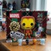 Calendrier de l'Avent Funko Pocket POP Marvel 2026 mis en scène avec les figurines Spider-Man givré, Black Panther et Iron Man