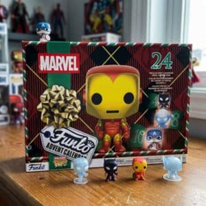 Calendrier de l'Avent Funko Pocket POP Marvel 2026 mis en scène avec les figurines Spider-Man givré, Black Panther et Iron Man