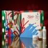 Cases ouvertes du calendrier de l'Avent Kiehl's 2026 sur fond rouge, coffret beauté festif.