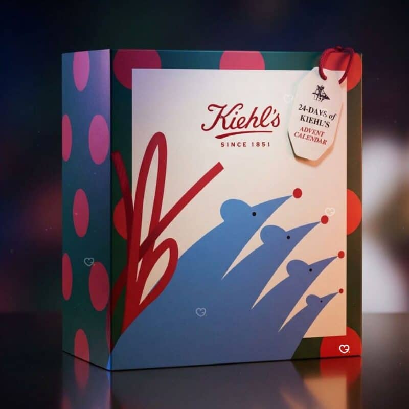 Coffret du calendrier de l'Avent Kiehl's 2026 sur fond sombre festif, édition soirée cocooning.