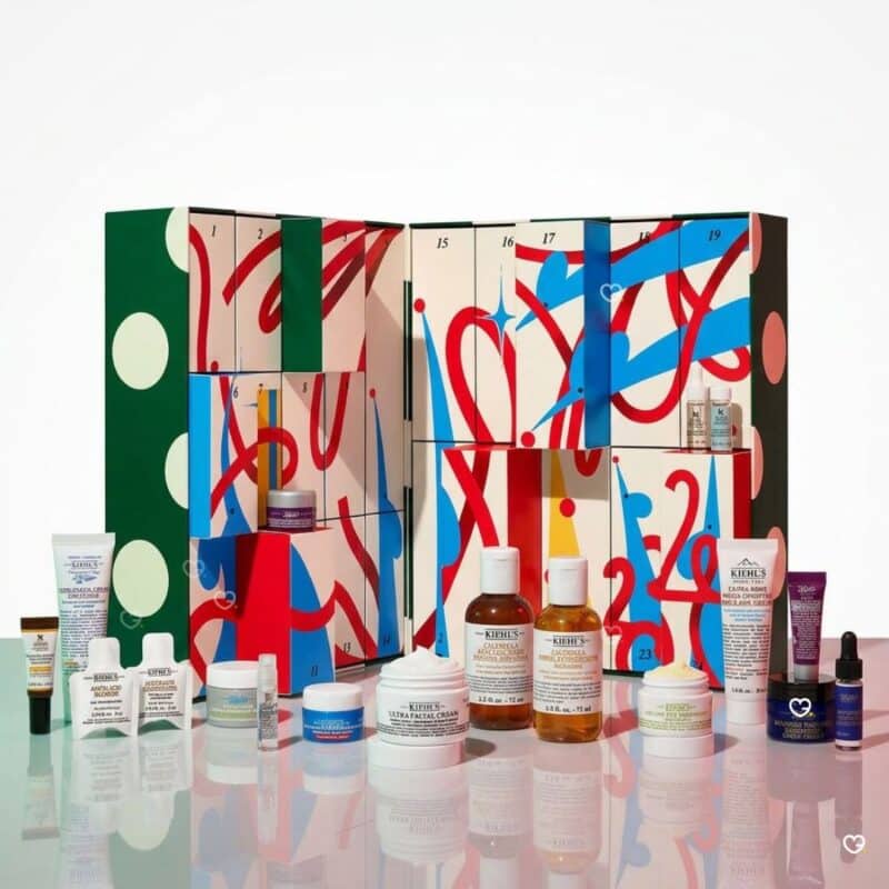 Contenu du calendrier de l'Avent Kiehl's 2026, les 24 soins visage, corps et cheveux alignés.