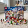 Calendrier de l'Avent LEGO Disney 2026 en situation, boîte et micro-poupées Ariel, Cendrillon, Vaiana et Mulan construites