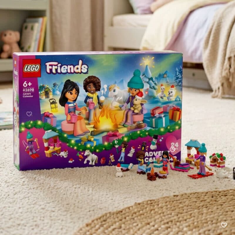 Calendrier de l'Avent LEGO Friends 2026 (42698) dans une chambre d'enfant avec ses mini-constructions déballées
