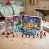 Calendrier de l'Avent LEGO Marvel 2026 (76340) déplié dans un salon avec ses 24 surprises assemblées