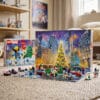 Calendrier de l'Avent LEGO Marvel 2026 (76340) ouvert, décor de ville et sapin illuminé avec les minifigurines Marvel