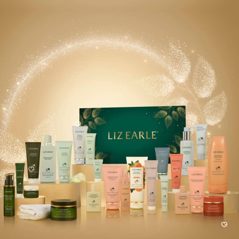 Les 24 soins du calendrier de l'Avent Liz Earle 2026 sur fond doré