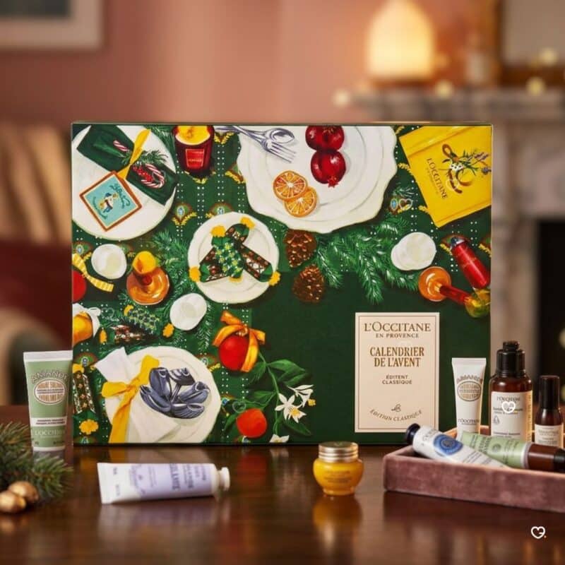 Calendrier de l'Avent L'Occitane 2026 ferme dans un salon cosy avec mini soins