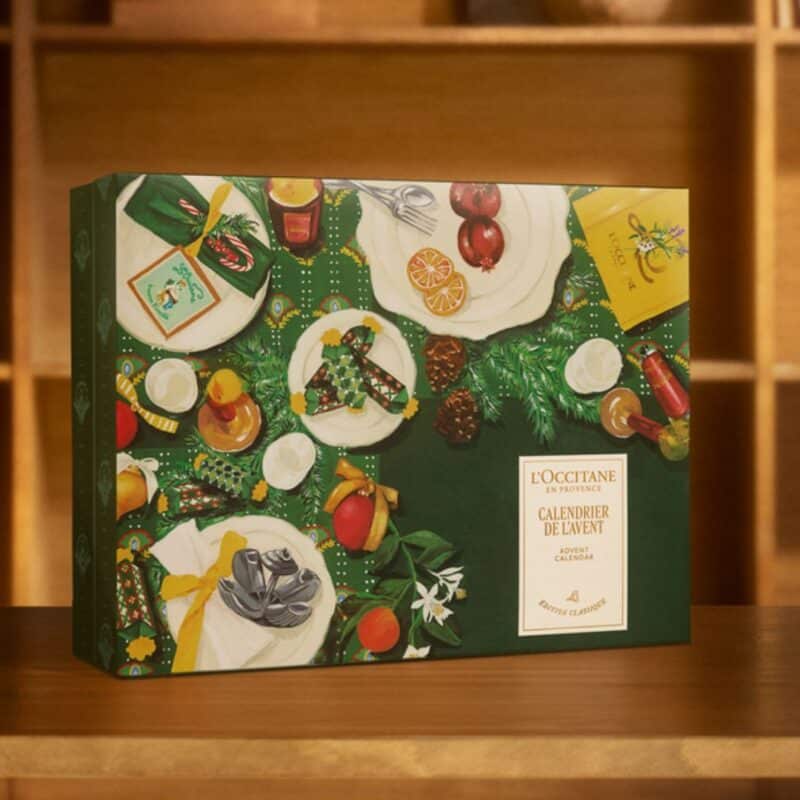 Coffret calendrier de l'Avent L'Occitane 2026 pose sur une etagere en bois