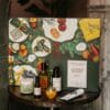 Calendrier de l'Avent beaute L'Occitane 2026 sur un gueridon, ambiance de Noel