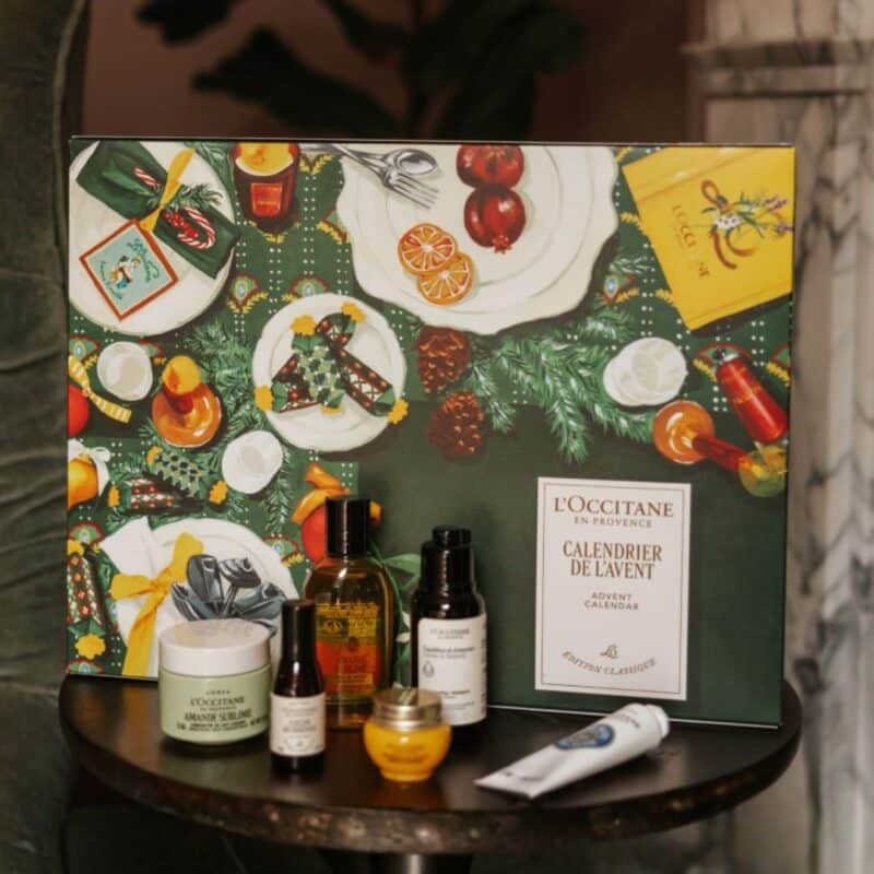 Calendrier de l'Avent beaute L'Occitane 2026 sur un gueridon, ambiance de Noel