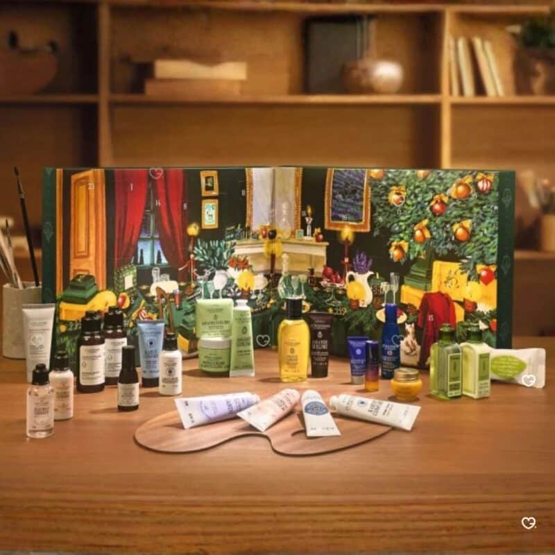 Calendrier de l'Avent L'Occitane 2026 ouvert devant une bibliotheque