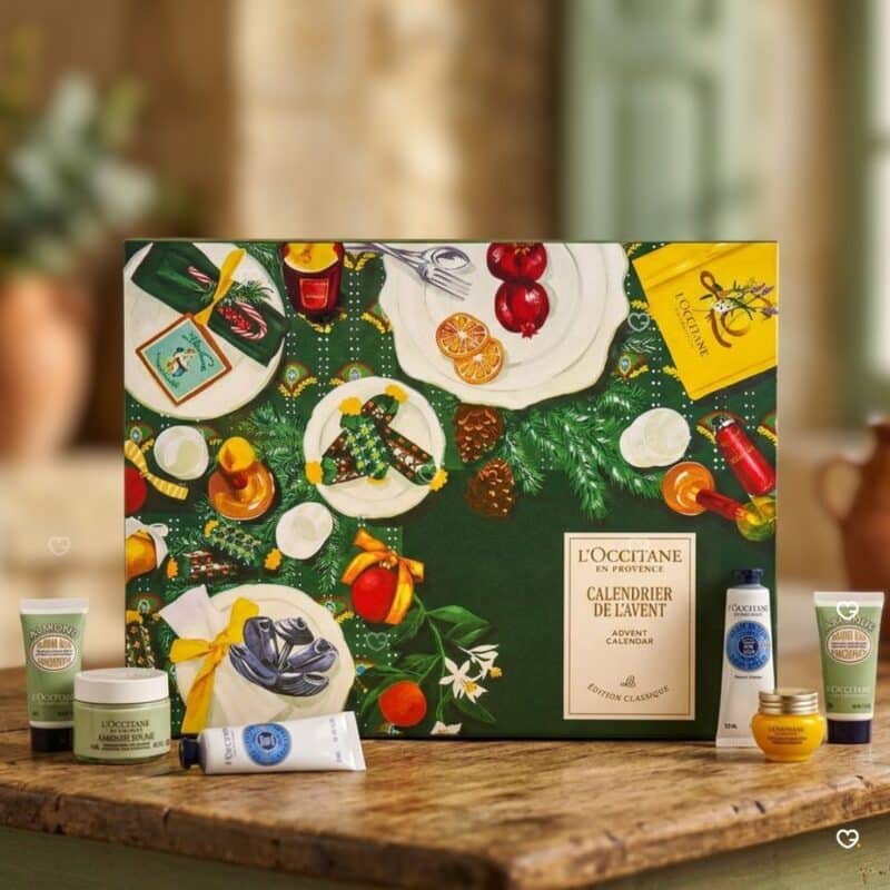 Coffret calendrier de l'Avent L'Occitane 2026 sur une table rustique