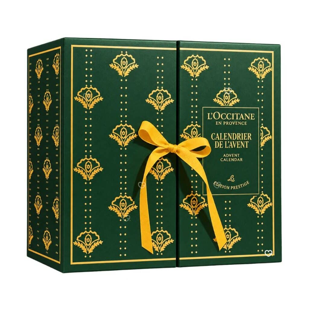 Calendrier de l'Avent L'Occitane Édition Prestige 2026, coffret vert sapin fermé avec nœud de satin jaune