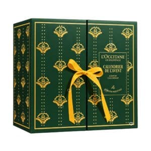 Calendrier de l'Avent L'Occitane Édition Prestige 2026, coffret vert sapin fermé avec nœud de satin jaune