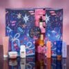 Produits disposés devant la boîte du calendrier de l'Avent Space NK 2026