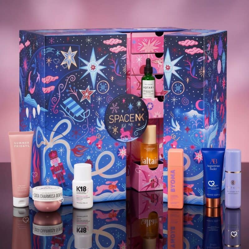 Produits disposés devant la boîte du calendrier de l'Avent Space NK 2026