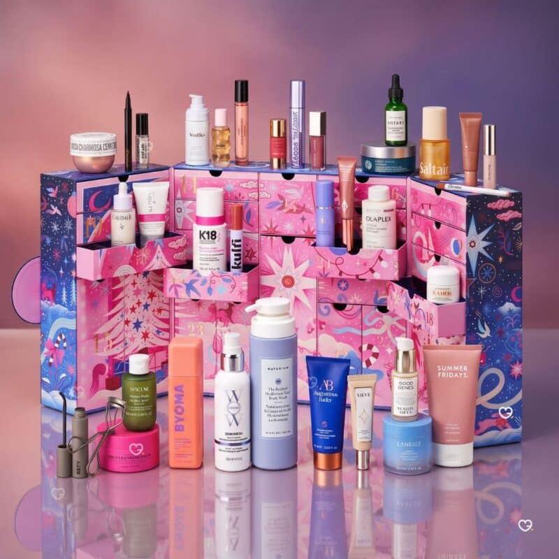 Produits du calendrier de l'Avent Space NK 2026 sur fond rose