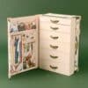 Malle du calendrier Vogue 2026 ouverte, doublure illustrée façon dressing miniature