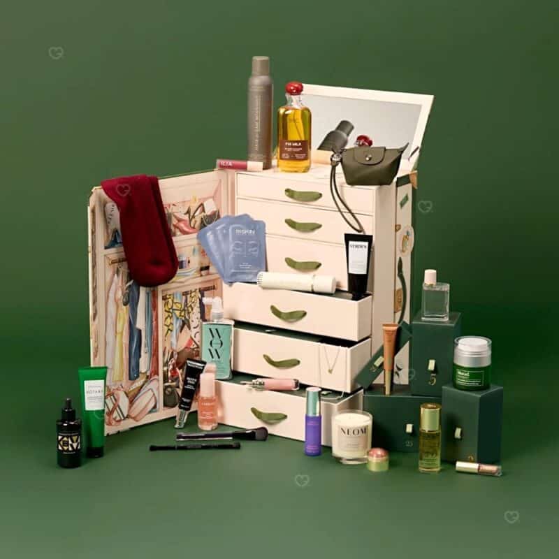 Calendrier de l'Avent Vogue 2026 ouvert, les 28 produits beauté taille réelle mis en scène