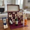 Coffret Yves Rocher Premium 2026 mis en scene dans un salon avec ses soins et une pochette Yves Rocher