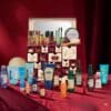Tous les produits du coffret Yves Rocher Premium 2026 alignes devant l'ecrin bordeaux ouvert