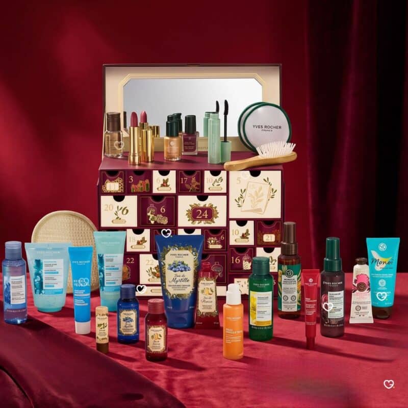 Tous les produits du coffret Yves Rocher Premium 2026 alignes devant l'ecrin bordeaux ouvert