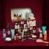 Contenu complet du calendrier de l'Avent Yves Rocher Premium 2026 etale devant le coffret sur velours bordeaux