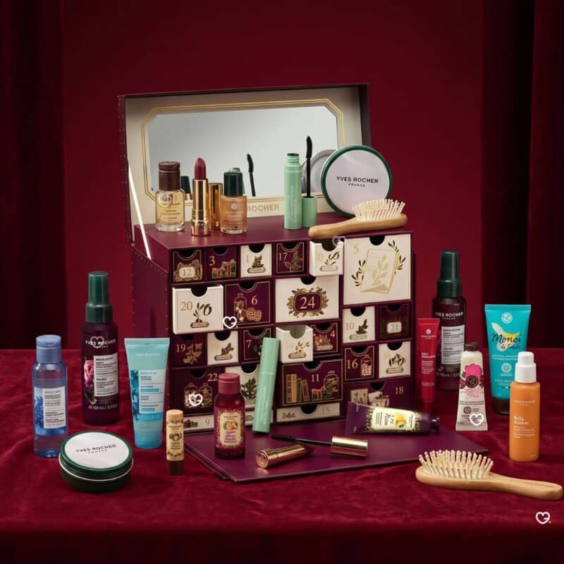 Contenu complet du calendrier de l'Avent Yves Rocher Premium 2026 etale devant le coffret sur velours bordeaux