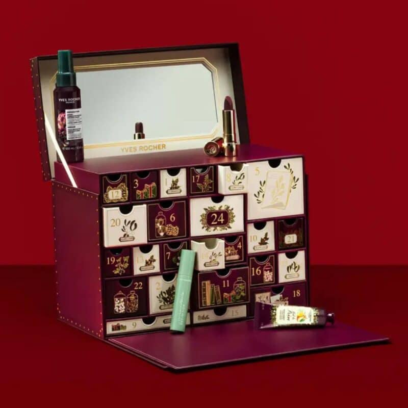 Calendrier Yves Rocher Premium 2026, maquillage dispose devant le miroir du coffret bordeaux