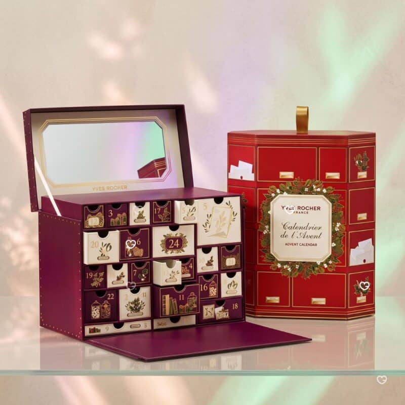 Calendrier de l'Avent Yves Rocher Premium 2026 presente ouvert et dans sa boite fermee rouge de Noel
