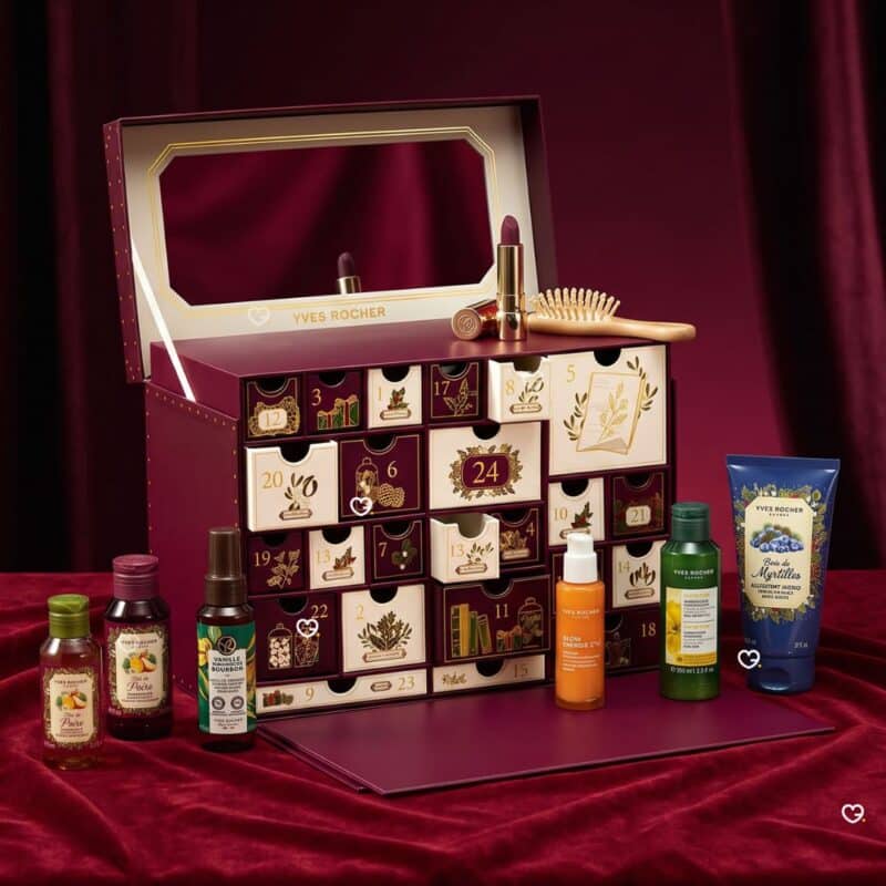 Coffret Yves Rocher Premium 2026 ouvert avec plusieurs soins et brumes disposes devant sur velours bordeaux