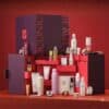 Contneu complet du calendrier de l'avent Lookfantastic 2026 devant le coffret ouvert