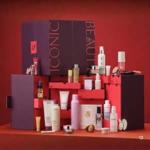 Contneu complet du calendrier de l'avent Lookfantastic 2026 devant le coffret ouvert