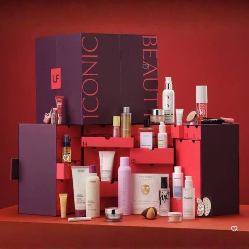 Contneu complet du calendrier de l'avent Lookfantastic 2026 devant le coffret ouvert