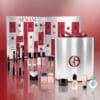 Coffret et produits du calendrier de l Avent Armani Beauty 2026 sur fond rouge dégradé