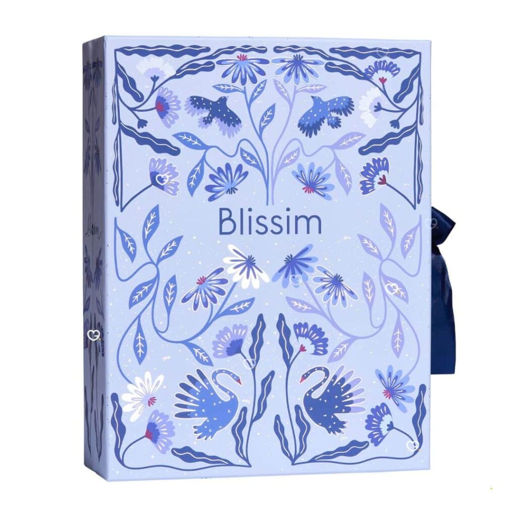 Calendrier de l'Avent Blissim 2026, coffret bleu lavande ferme sur fond blanc