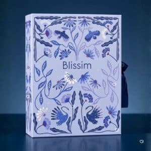 Coffret beaute Blissim 2026 ferme, motifs floraux et cygnes sur fond bleu