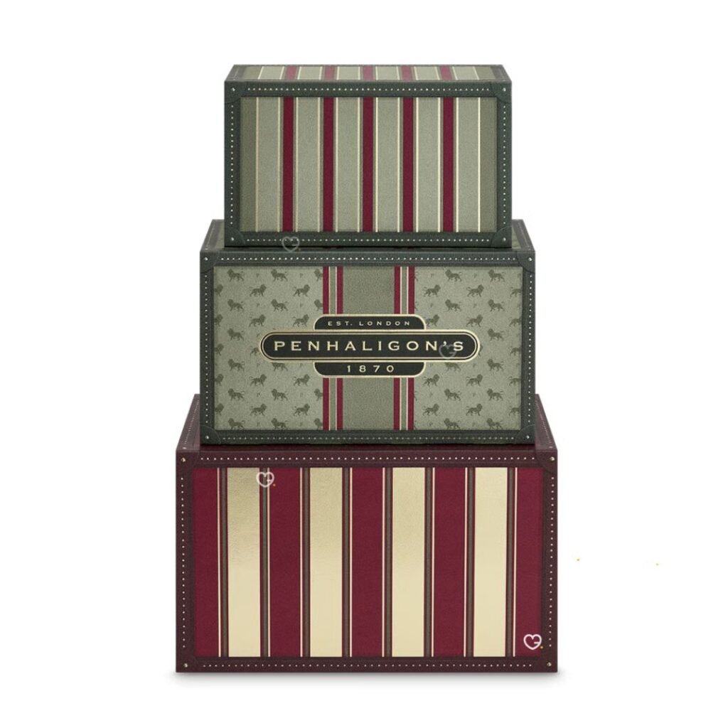 Calendrier de l'Avent Penhaligon's 2026, trois malles de voyage vintage à 24 tiroirs sur fond blanc