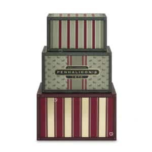 Calendrier de l'Avent Penhaligon's 2026, trois malles de voyage vintage à 24 tiroirs sur fond blanc