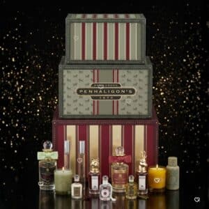 Calendrier de l'Avent parfum Penhaligon's 2026, malles ouvertes et flacons sur fond noir