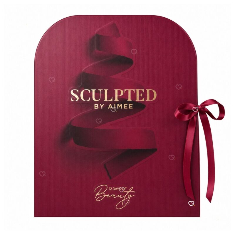 Calendrier de l'Avent Sculpted By Aimee 2026, boite bordeaux fermee au ruban sapin