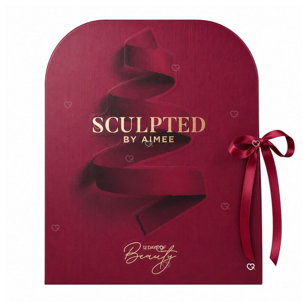 Calendrier de l'Avent Sculpted By Aimee 2026, boite bordeaux fermee au ruban sapin