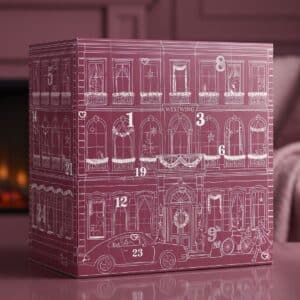 Calendrier de l'Avent Westwing 2026 posé dans un salon rose cosy